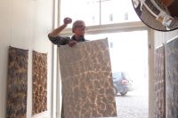 Loit Jõekalda oma töid näituseks sättimas